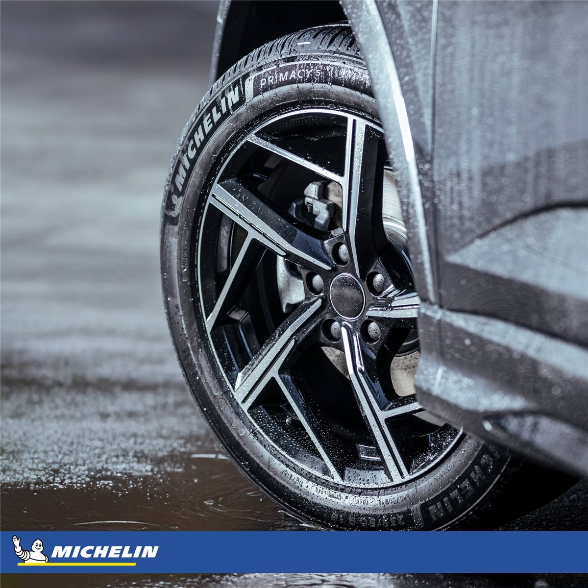 ยาง MICHELIN PRIMACY 5 บนถนนเปียก มีหยดน้ำเกาะบนล้อ