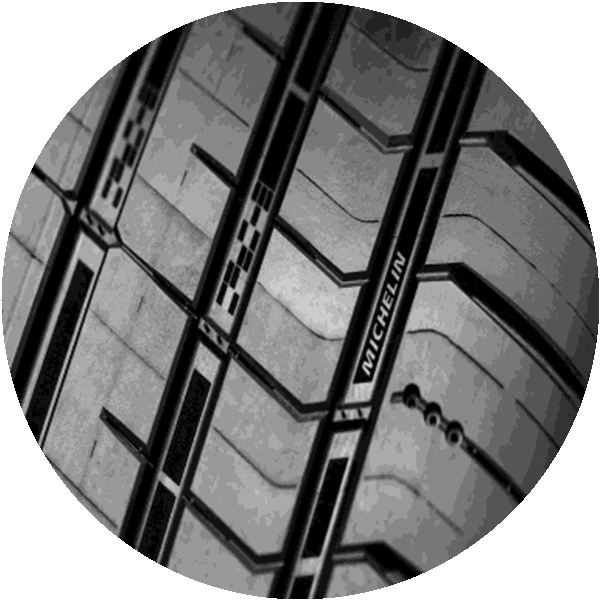 ลวดลายกำมะหยี่ Velvet Touch บนร่องดอกยาง MICHELIN PILOT SPORT 5 energy ระยะใกล้