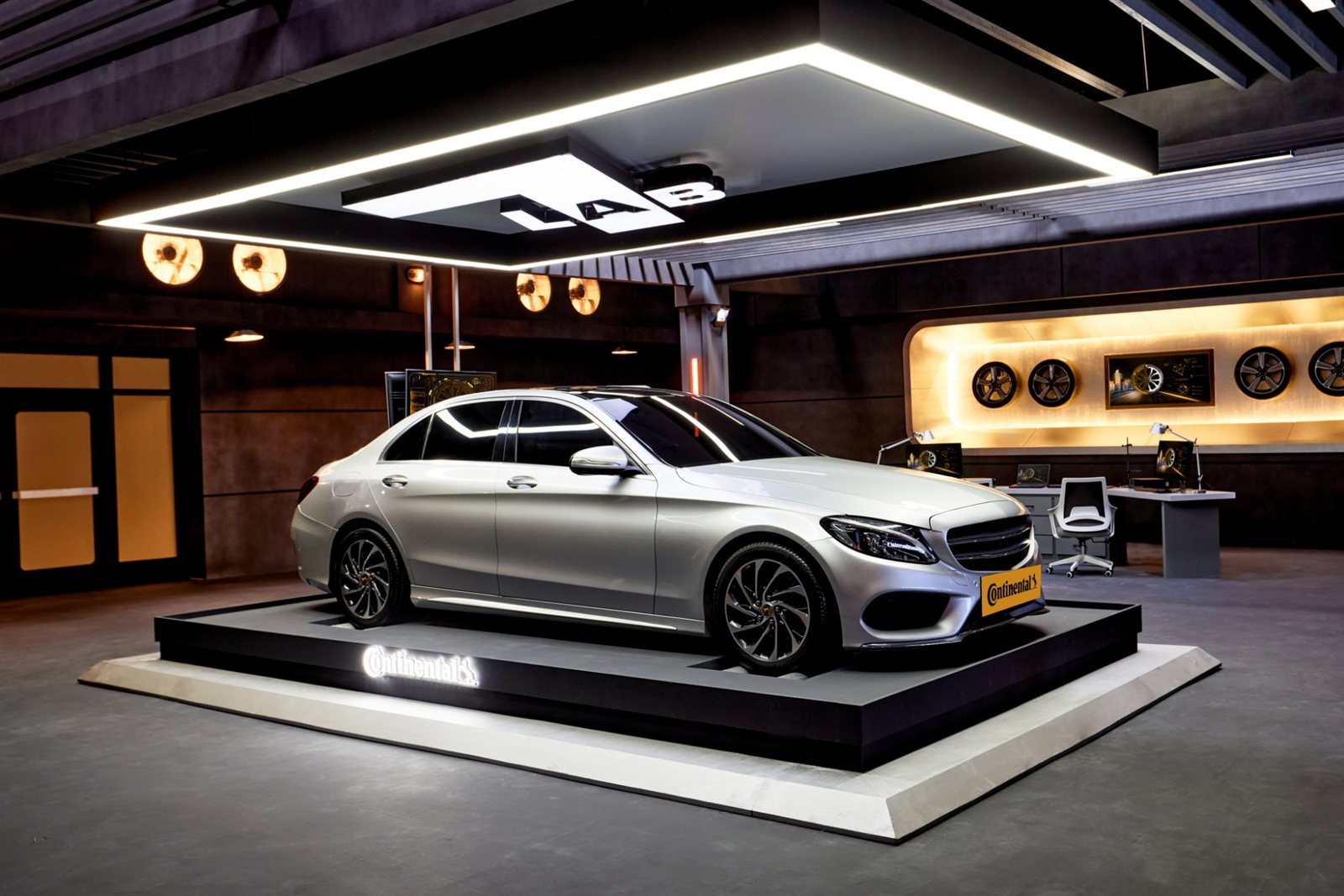 รถซีดานสีเงินติดตั้งยาง Continental จัดแสดงบนแท่นในห้องแล็บ