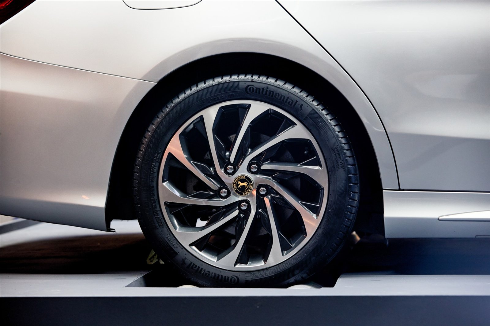 ภาพระยะใกล้ยาง Continental บนล้อแม็กของรถสีเงิน