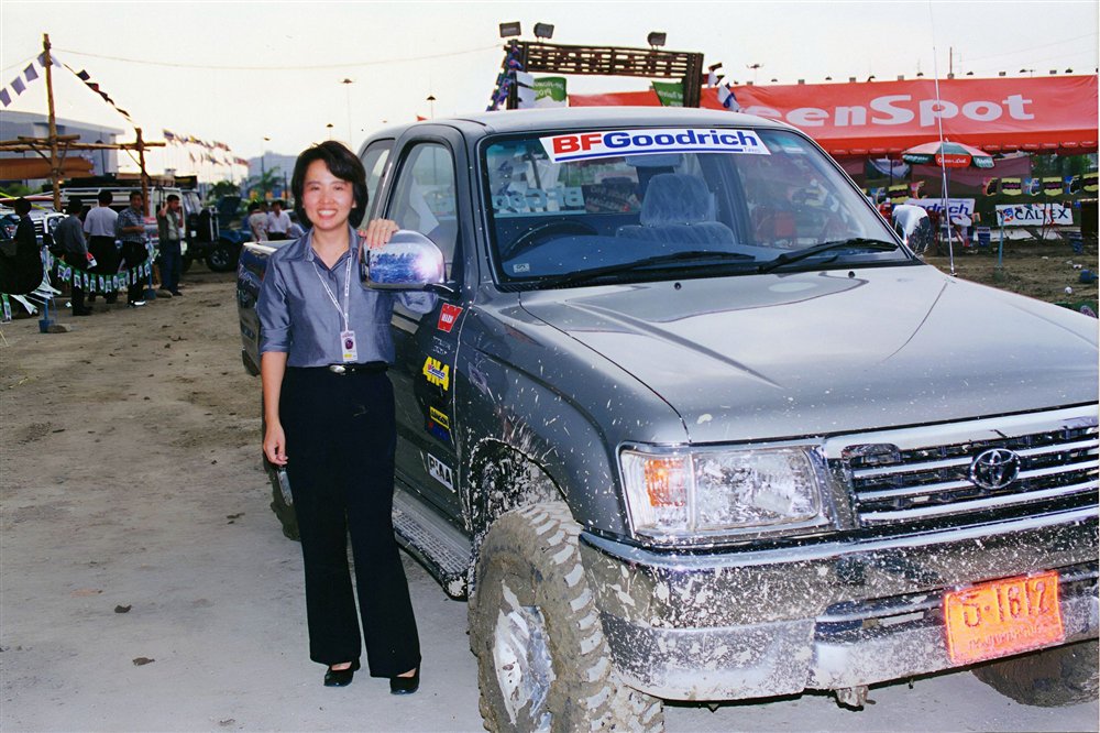 ภาพในอดีต ทีมงานยืนข้างรถกระบะ Toyota ติดสติกเกอร์ BFGoodrich ในงานแข่งรถออฟโรด