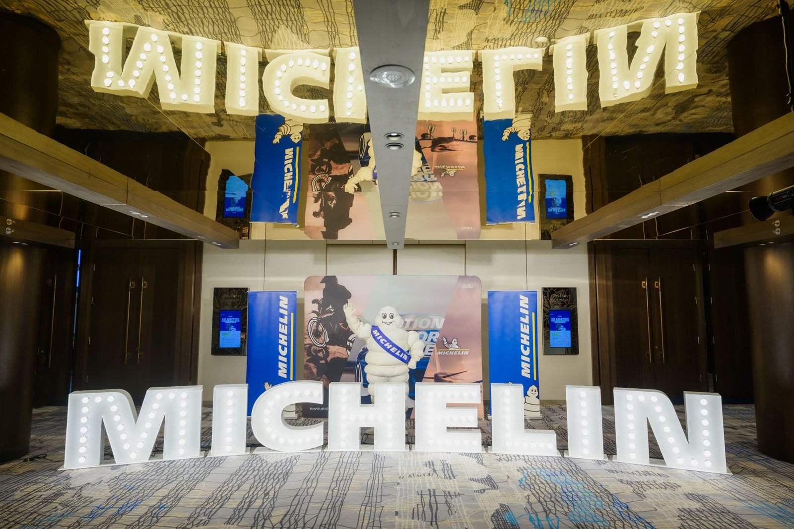 งานประชุมตัวแทนจำหน่าย Michelin AD Meeting ป้ายไฟตัวอักษร MICHELIN และมิชลินแมนยืนโบกมือ
