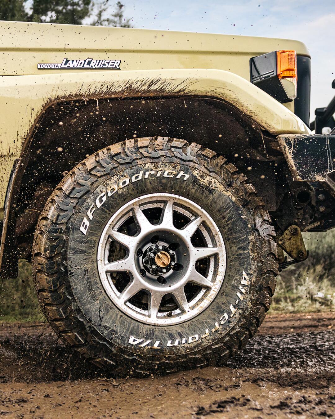 ยาง BFGoodrich All-Terrain T/A KO3 บนรถ Toyota Land Cruiser ลุยทางโคลน